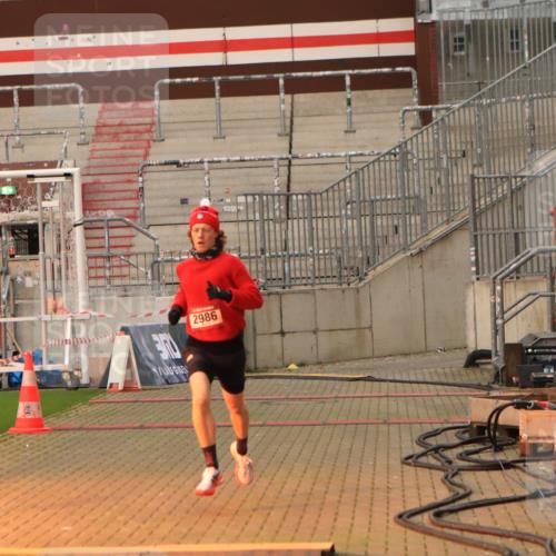 08.12.2024 - St. Pauli X-Mass-Run No. 14 Kathrin Stürmer Photography http://msf.ph/oto/7519428 08.12.2024 09:47:51 Ziel 2986 meine-sportfotos.de