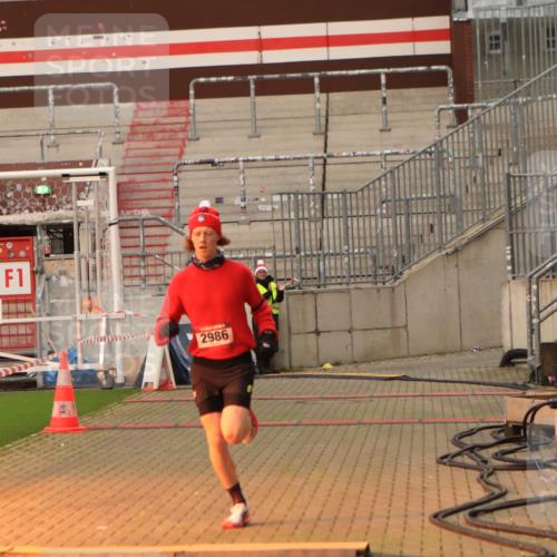08.12.2024 - St. Pauli X-Mass-Run No. 14 Kathrin Stürmer Photography http://msf.ph/oto/7519437 08.12.2024 09:47:51 Ziel 2986 meine-sportfotos.de