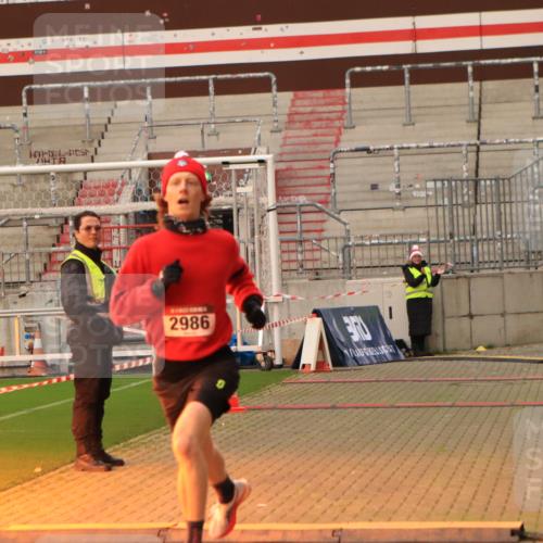 08.12.2024 - St. Pauli X-Mass-Run No. 14 Kathrin Stürmer Photography http://msf.ph/oto/7519458 08.12.2024 09:47:52 Ziel 2986 meine-sportfotos.de