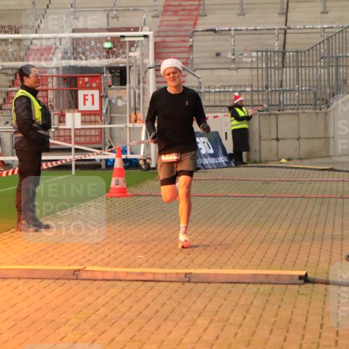 08.12.2024 - St. Pauli X-Mass-Run No. 14 Kathrin Stürmer Photography http://msf.ph/oto/7519480 08.12.2024 09:48:24 Ziel 2336 meine-sportfotos.de