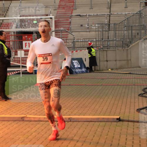 08.12.2024 - St. Pauli X-Mass-Run No. 14 Kathrin Stürmer Photography http://msf.ph/oto/7519573 08.12.2024 09:48:38 Ziel 39, 2336 meine-sportfotos.de