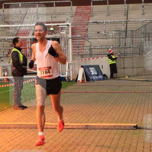 08.12.2024 - St. Pauli X-Mass-Run No. 14 Kathrin Stürmer Photography http://msf.ph/oto/7519678 08.12.2024 09:50:19 Ziel 2841, 3164 meine-sportfotos.de