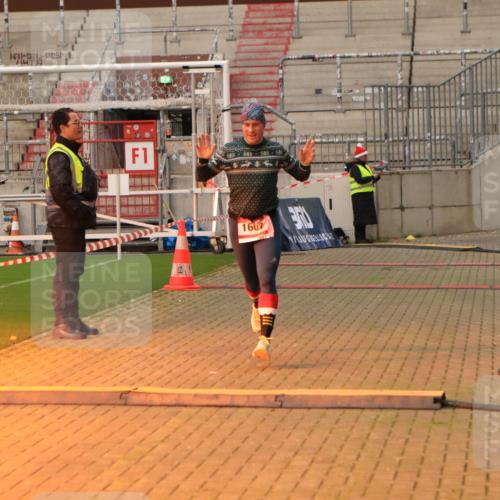 08.12.2024 - St. Pauli X-Mass-Run No. 14 Kathrin Stürmer Photography http://msf.ph/oto/7519792 08.12.2024 09:50:51 Ziel 1607 meine-sportfotos.de