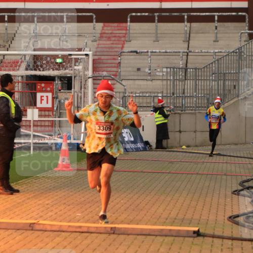 08.12.2024 - St. Pauli X-Mass-Run No. 14 Kathrin Stürmer Photography http://msf.ph/oto/7519902 08.12.2024 09:51:15 Ziel 2, 2757, 3309 meine-sportfotos.de