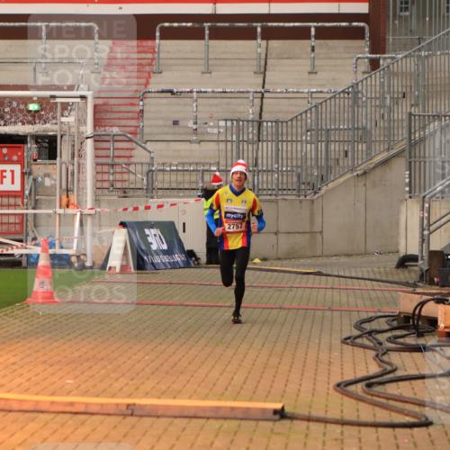 08.12.2024 - St. Pauli X-Mass-Run No. 14 Kathrin Stürmer Photography http://msf.ph/oto/7519935 08.12.2024 09:51:18 Ziel 2757, 3309 meine-sportfotos.de