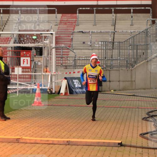 08.12.2024 - St. Pauli X-Mass-Run No. 14 Kathrin Stürmer Photography http://msf.ph/oto/7519969 08.12.2024 09:51:18 Ziel 2757, 3309 meine-sportfotos.de