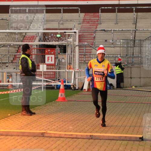 08.12.2024 - St. Pauli X-Mass-Run No. 14 Kathrin Stürmer Photography http://msf.ph/oto/7520002 08.12.2024 09:51:19 Ziel 2757, 3309 meine-sportfotos.de