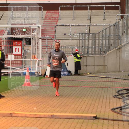 08.12.2024 - St. Pauli X-Mass-Run No. 14 Kathrin Stürmer Photography http://msf.ph/oto/7520028 08.12.2024 09:51:29 Ziel 2757, 3285, 3309 meine-sportfotos.de
