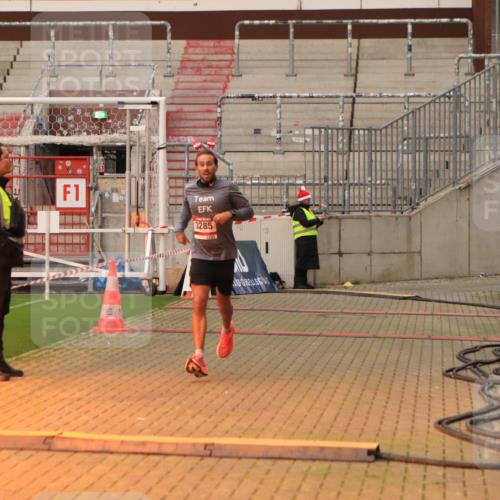 08.12.2024 - St. Pauli X-Mass-Run No. 14 Kathrin Stürmer Photography http://msf.ph/oto/7520037 08.12.2024 09:51:29 Ziel 2757, 3285, 3309 meine-sportfotos.de