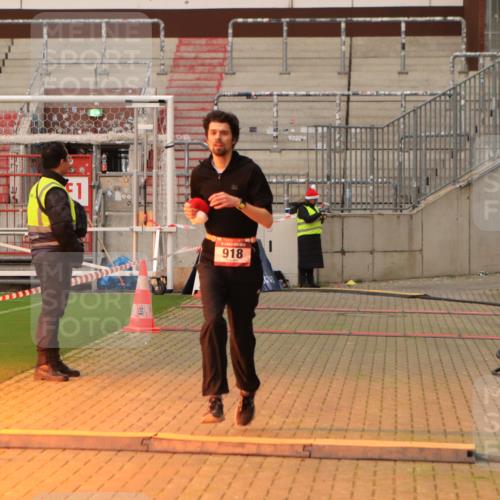 08.12.2024 - St. Pauli X-Mass-Run No. 14 Kathrin Stürmer Photography http://msf.ph/oto/7520122 08.12.2024 09:51:39 Ziel 918, 3285 meine-sportfotos.de