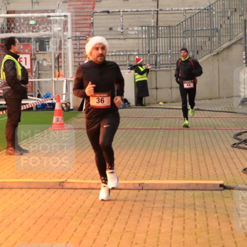 08.12.2024 - St. Pauli X-Mass-Run No. 14 Kathrin Stürmer Photography http://msf.ph/oto/7520219 08.12.2024 09:51:58 Ziel 36, 44, 2763 meine-sportfotos.de