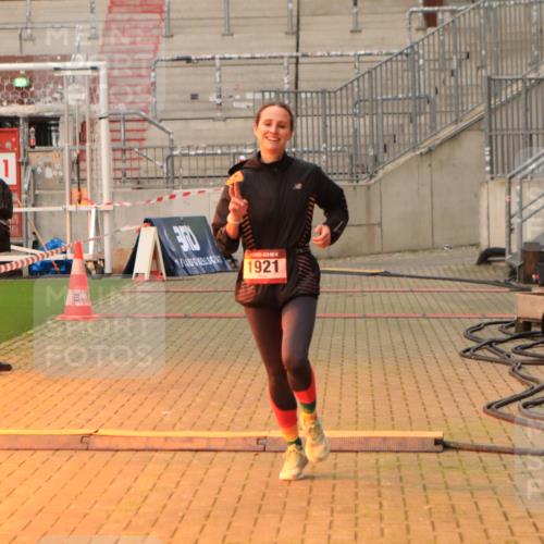 08.12.2024 - St. Pauli X-Mass-Run No. 14 Kathrin Stürmer Photography http://msf.ph/oto/7520303 08.12.2024 09:52:06 Ziel 36, 44, 1921 meine-sportfotos.de
