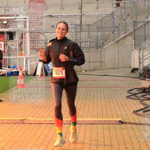 08.12.2024 - St. Pauli X-Mass-Run No. 14 Kathrin Stürmer Photography http://msf.ph/oto/7520320 08.12.2024 09:52:07 Ziel 36, 44, 1921 meine-sportfotos.de