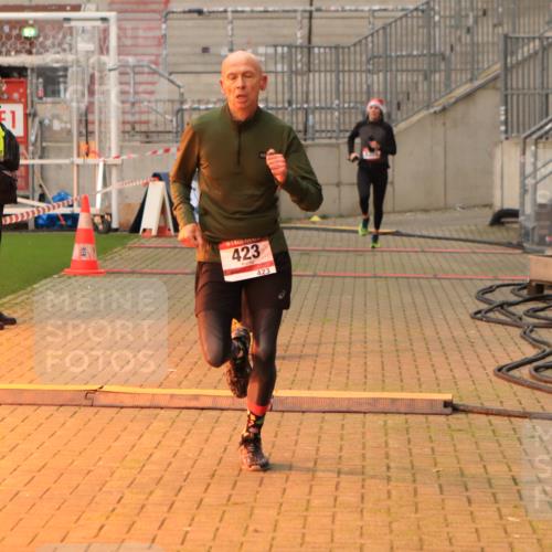 08.12.2024 - St. Pauli X-Mass-Run No. 14 Kathrin Stürmer Photography http://msf.ph/oto/7520379 08.12.2024 09:52:24 Ziel 423, 2741, 2832, 3305 meine-sportfotos.de