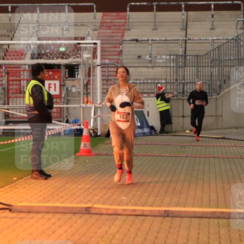 08.12.2024 - St. Pauli X-Mass-Run No. 14 Kathrin Stürmer Photography http://msf.ph/oto/7520523 08.12.2024 09:53:10 Ziel 183, 2084, 3307 meine-sportfotos.de