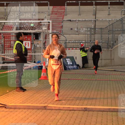 08.12.2024 - St. Pauli X-Mass-Run No. 14 Kathrin Stürmer Photography http://msf.ph/oto/7520547 08.12.2024 09:53:11 Ziel 183, 2084, 3307 meine-sportfotos.de