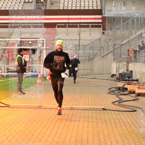 08.12.2024 - St. Pauli X-Mass-Run No. 14 Kathrin Stürmer Photography http://msf.ph/oto/7520605 08.12.2024 09:53:28 Ziel 859, 1818, 2084, 2844, 3023 meine-sportfotos.de