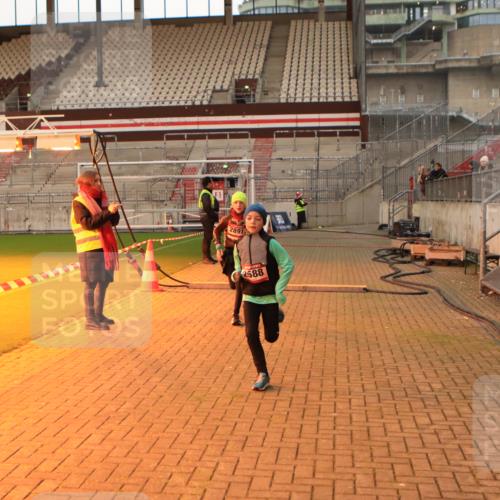 08.12.2024 - St. Pauli X-Mass-Run No. 14 Kathrin Stürmer Photography http://msf.ph/oto/7520733 08.12.2024 09:54:45 Ziel 2588, 2891 meine-sportfotos.de