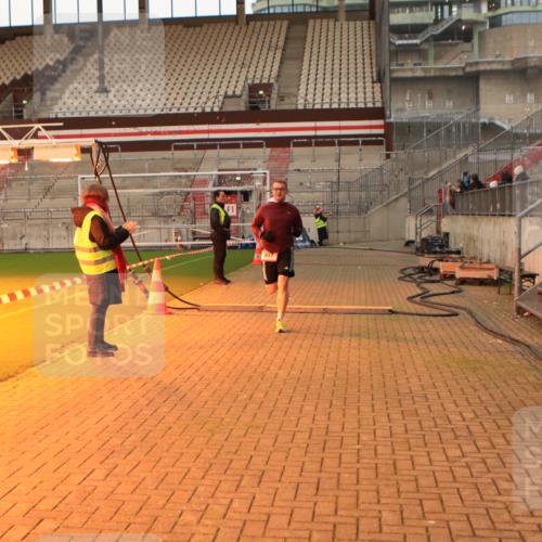 08.12.2024 - St. Pauli X-Mass-Run No. 14 Kathrin Stürmer Photography http://msf.ph/oto/7520876 08.12.2024 09:55:08 Ziel 881, 907 meine-sportfotos.de