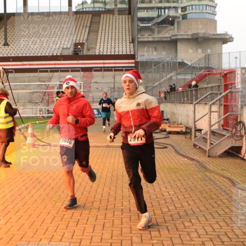 08.12.2024 - St. Pauli X-Mass-Run No. 14 Kathrin Stürmer Photography http://msf.ph/oto/7521047 08.12.2024 09:55:42 Ziel 438, 1946, 2911, 3094 meine-sportfotos.de