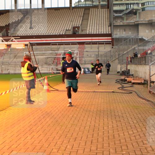 08.12.2024 - St. Pauli X-Mass-Run No. 14 Kathrin Stürmer Photography http://msf.ph/oto/7521129 08.12.2024 09:55:44 Ziel 415, 438, 1946, 2911, 3094 meine-sportfotos.de