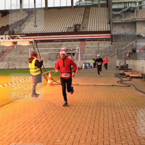 08.12.2024 - St. Pauli X-Mass-Run No. 14 Kathrin Stürmer Photography http://msf.ph/oto/7521340 08.12.2024 09:56:01 Ziel 415, 1852, 3256, 3261 meine-sportfotos.de