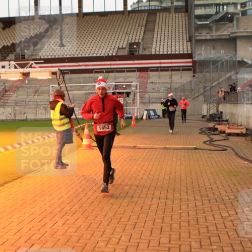 08.12.2024 - St. Pauli X-Mass-Run No. 14 Kathrin Stürmer Photography http://msf.ph/oto/7521347 08.12.2024 09:56:01 Ziel 415, 1852, 3256, 3261 meine-sportfotos.de