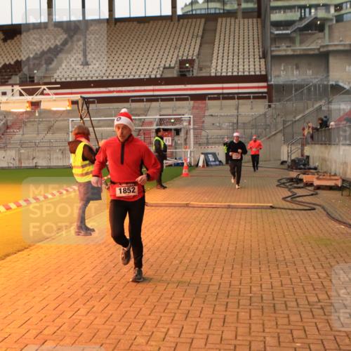 08.12.2024 - St. Pauli X-Mass-Run No. 14 Kathrin Stürmer Photography http://msf.ph/oto/7521359 08.12.2024 09:56:02 Ziel 415, 1852, 3256, 3261 meine-sportfotos.de
