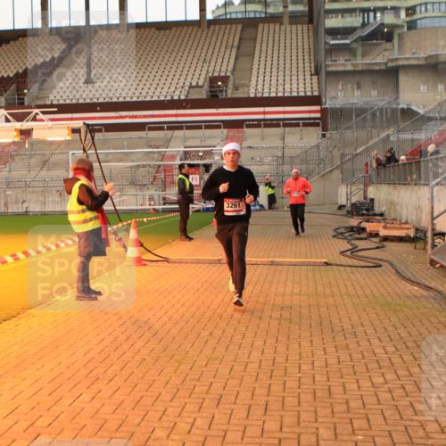 08.12.2024 - St. Pauli X-Mass-Run No. 14 Kathrin Stürmer Photography http://msf.ph/oto/7521368 08.12.2024 09:56:04 Ziel 415, 1852, 3256, 3261 meine-sportfotos.de