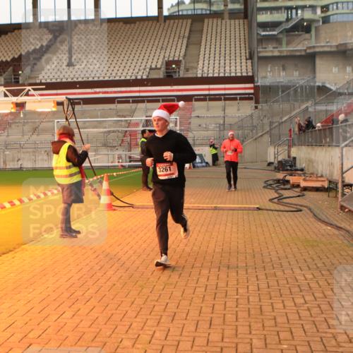 08.12.2024 - St. Pauli X-Mass-Run No. 14 Kathrin Stürmer Photography http://msf.ph/oto/7521393 08.12.2024 09:56:05 Ziel 1852, 3256, 3261 meine-sportfotos.de