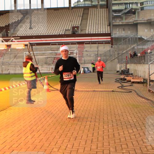 08.12.2024 - St. Pauli X-Mass-Run No. 14 Kathrin Stürmer Photography http://msf.ph/oto/7521406 08.12.2024 09:56:05 Ziel 1852, 3256, 3261 meine-sportfotos.de