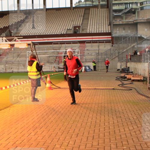 08.12.2024 - St. Pauli X-Mass-Run No. 14 Kathrin Stürmer Photography http://msf.ph/oto/7521581 08.12.2024 09:56:30 Ziel 288, 1754, 2837, 2839, 3095 meine-sportfotos.de