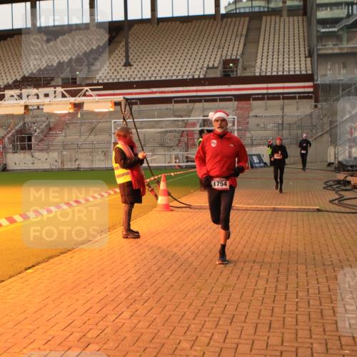 08.12.2024 - St. Pauli X-Mass-Run No. 14 Kathrin Stürmer Photography http://msf.ph/oto/7521655 08.12.2024 09:56:37 Ziel 1741, 1754, 2837, 2839, 2956, 3095 meine-sportfotos.de