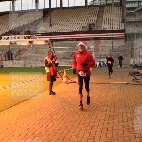 08.12.2024 - St. Pauli X-Mass-Run No. 14 Kathrin Stürmer Photography http://msf.ph/oto/7521664 08.12.2024 09:56:37 Ziel 1741, 1754, 2837, 2839, 2956, 3095 meine-sportfotos.de
