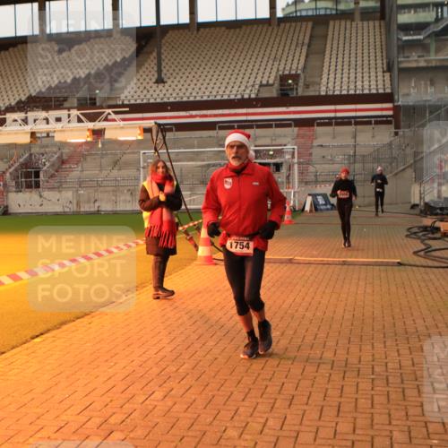 08.12.2024 - St. Pauli X-Mass-Run No. 14 Kathrin Stürmer Photography http://msf.ph/oto/7521670 08.12.2024 09:56:38 Ziel 1741, 1754, 2837, 2839, 2956, 3095 meine-sportfotos.de