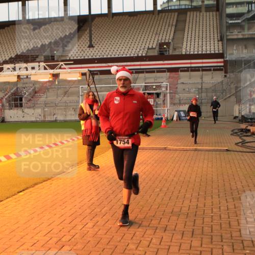 08.12.2024 - St. Pauli X-Mass-Run No. 14 Kathrin Stürmer Photography http://msf.ph/oto/7521676 08.12.2024 09:56:38 Ziel 1741, 1754, 2837, 2839, 2956, 3095 meine-sportfotos.de