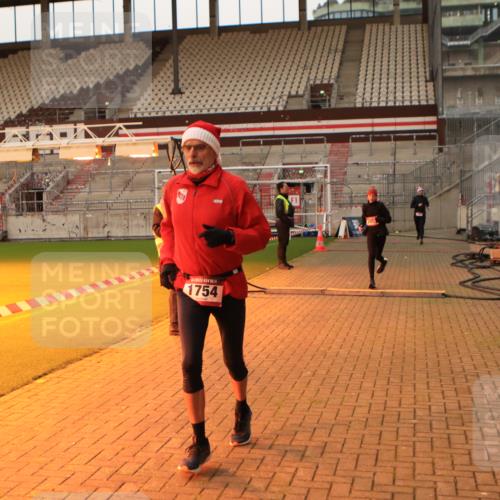 08.12.2024 - St. Pauli X-Mass-Run No. 14 Kathrin Stürmer Photography http://msf.ph/oto/7521682 08.12.2024 09:56:38 Ziel 1741, 1754, 2837, 2839, 2956, 3095 meine-sportfotos.de