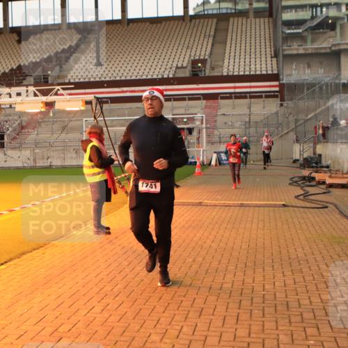 08.12.2024 - St. Pauli X-Mass-Run No. 14 Kathrin Stürmer Photography http://msf.ph/oto/7521742 08.12.2024 09:56:45 Ziel 364, 384, 420, 1741, 1754, 2956, 3139 meine-sportfotos.de