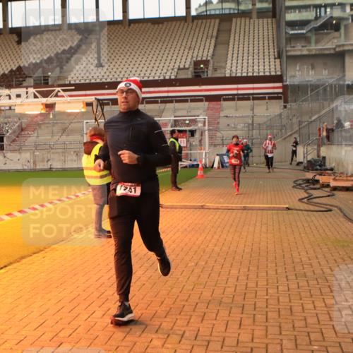 08.12.2024 - St. Pauli X-Mass-Run No. 14 Kathrin Stürmer Photography http://msf.ph/oto/7521748 08.12.2024 09:56:45 Ziel 364, 384, 420, 1741, 1754, 2956, 3139 meine-sportfotos.de