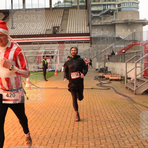 08.12.2024 - St. Pauli X-Mass-Run No. 14 Kathrin Stürmer Photography http://msf.ph/oto/7521855 08.12.2024 09:56:52 Ziel 364, 384, 420, 904, 1291, 1741, 1982, 2267, 2956, 3022, 3139 meine-sportfotos.de