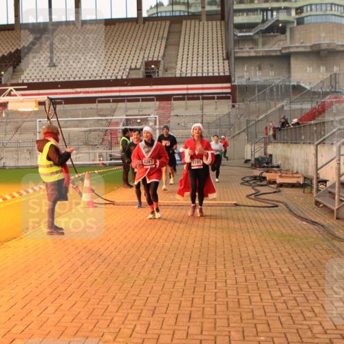08.12.2024 - St. Pauli X-Mass-Run No. 14 Kathrin Stürmer Photography http://msf.ph/oto/7521918 08.12.2024 09:56:57 Ziel 364, 384, 420, 755, 763, 904, 1291, 1982, 2267, 3022, 3139, 3162 meine-sportfotos.de