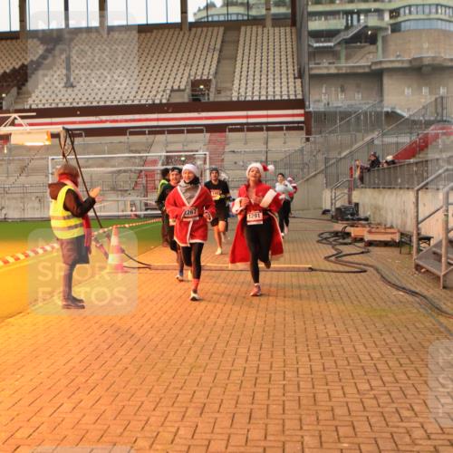 08.12.2024 - St. Pauli X-Mass-Run No. 14 Kathrin Stürmer Photography http://msf.ph/oto/7521925 08.12.2024 09:56:57 Ziel 364, 384, 420, 755, 763, 904, 1291, 1982, 2267, 3022, 3139, 3162 meine-sportfotos.de