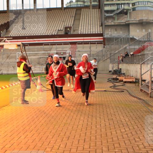 08.12.2024 - St. Pauli X-Mass-Run No. 14 Kathrin Stürmer Photography http://msf.ph/oto/7521937 08.12.2024 09:56:58 Ziel 364, 384, 420, 755, 763, 904, 1291, 1982, 2267, 3022, 3139, 3162 meine-sportfotos.de