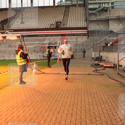 08.12.2024 - St. Pauli X-Mass-Run No. 14 Kathrin Stürmer Photography http://msf.ph/oto/7522118 08.12.2024 09:57:23 Ziel 391, 3258 meine-sportfotos.de