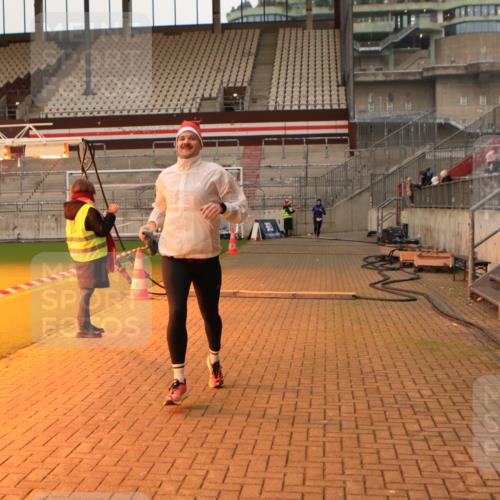 08.12.2024 - St. Pauli X-Mass-Run No. 14 Kathrin Stürmer Photography http://msf.ph/oto/7522145 08.12.2024 09:57:24 Ziel 391, 3258 meine-sportfotos.de