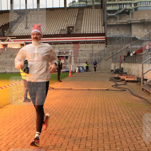 08.12.2024 - St. Pauli X-Mass-Run No. 14 Kathrin Stürmer Photography http://msf.ph/oto/7522160 08.12.2024 09:57:24 Ziel 391, 3258 meine-sportfotos.de