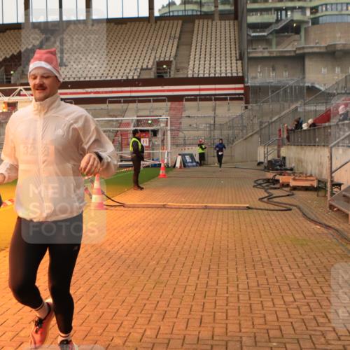 08.12.2024 - St. Pauli X-Mass-Run No. 14 Kathrin Stürmer Photography http://msf.ph/oto/7522168 08.12.2024 09:57:24 Ziel 391, 3258 meine-sportfotos.de