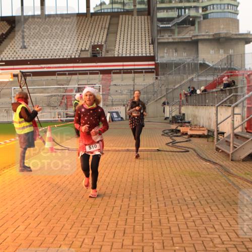 08.12.2024 - St. Pauli X-Mass-Run No. 14 Kathrin Stürmer Photography http://msf.ph/oto/7522319 08.12.2024 09:57:46 Ziel 510, 1532, 2840, 2842, 3171 meine-sportfotos.de
