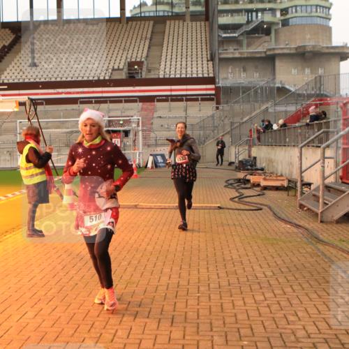 08.12.2024 - St. Pauli X-Mass-Run No. 14 Kathrin Stürmer Photography http://msf.ph/oto/7522331 08.12.2024 09:57:47 Ziel 510, 1532, 2840, 3092, 3171 meine-sportfotos.de