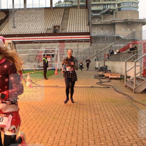 08.12.2024 - St. Pauli X-Mass-Run No. 14 Kathrin Stürmer Photography http://msf.ph/oto/7522348 08.12.2024 09:57:47 Ziel 510, 1532, 2840, 3092, 3171 meine-sportfotos.de